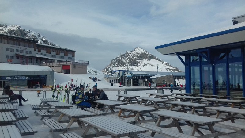 10.jpg - 11. Hotel, éttermek, üzletek, Intersport áruház, kölcsönzők, aprés ski, minden irányban felvonók, pályák: ez az Alpincenter.